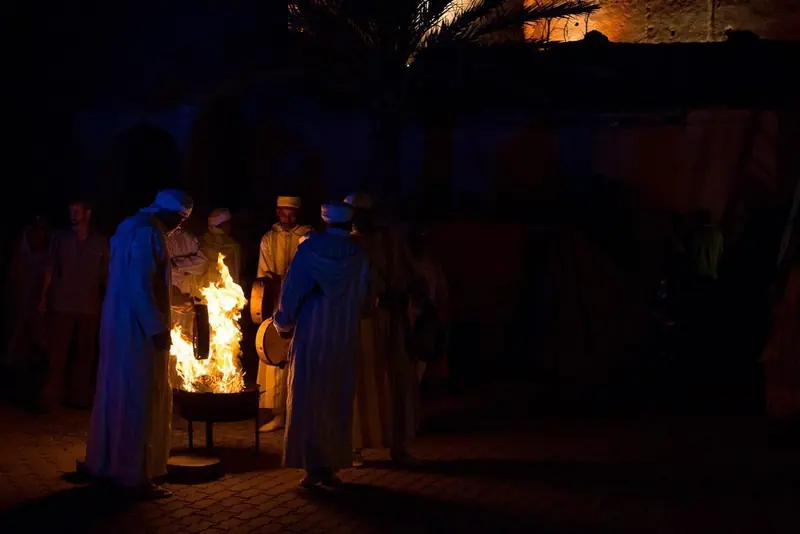 Danseurs d'Ahwach autour du feu à la kasbah de Taourirt