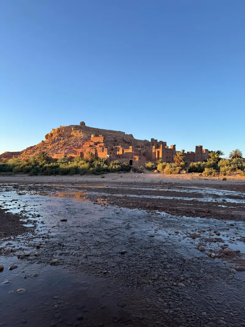 Aït Ben Haddou sur sa colline au dessus du lit de l'Ounila
