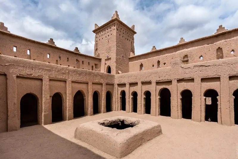 La cour à arcades de la kasbah Amridil