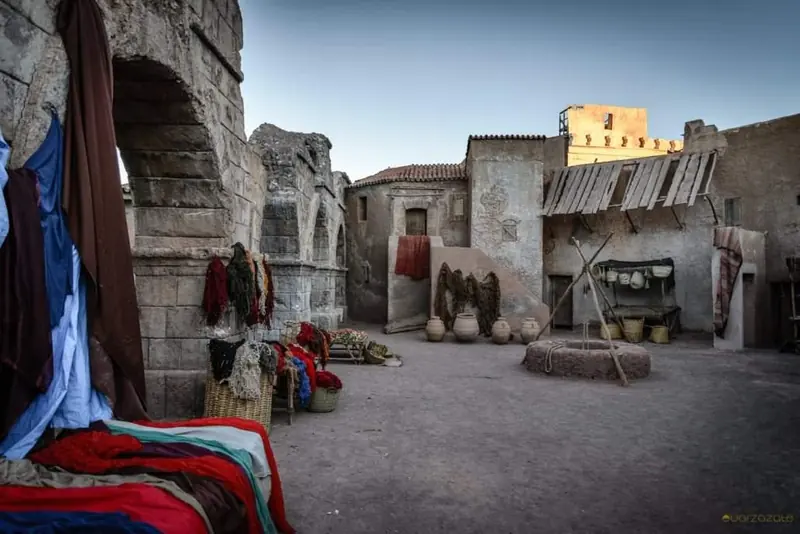 Une équipe de tournage sur un plateau à Ouarzazate