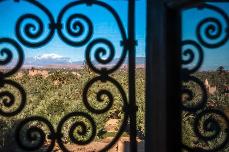 La palmeraie de Skoura vue à travers une fenêtre en fer forgé