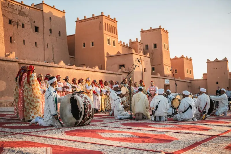Musiciens devant la kasbah de Taourirt