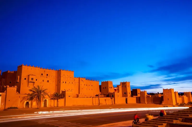 La kasbah de Taourirt illuminée la nuit à Ouarzazate